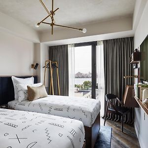 Cosy Two Twin Beds